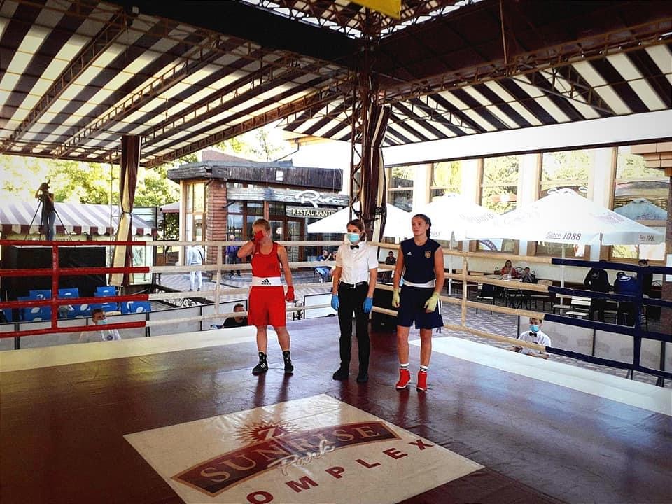 Переможний поєдинок Каріни Вовк (у синій формі)